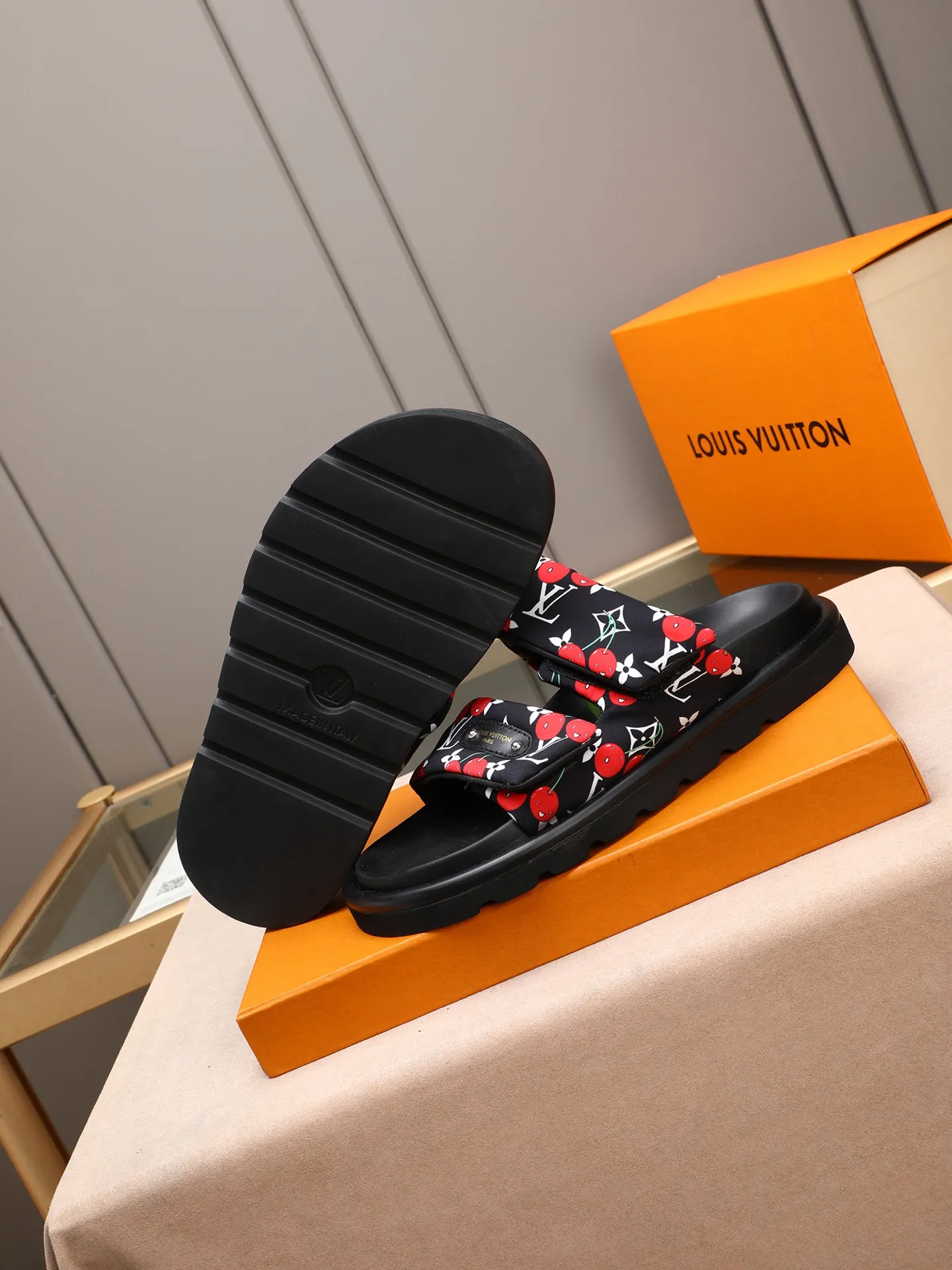 PP360 [LOUIS VUITTON] Louis Vuitton, LV printing, men's and women's slippers are on the market. The drawer box packaging comes with a cloth bag and a card. The upper pattern looks very soft and waxy, and it is a super versatile leg slimming tool. Fabric: imported denim/canvas/old fabric, LV hardware LOGO, official website pattern printing, comfortable to wear, feet: high-elastic PU water table. Sole: foam sole, heel height: about 5cm. Code number: 35-46, 35, 45, 46 are custom-made and non-returnable. Color: multiple colors and styles available.